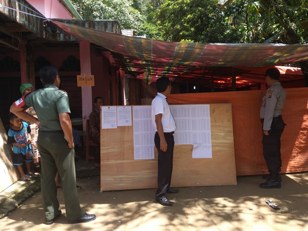 Camat Sijunjung, Khalfian.S.Sos, bersama Danramil 02 Sijunjung dan Kapolsek Sijunjung, sedang memantau pelaksanaan pemilu di salah satu TPS yang ada di Nagari Silokek